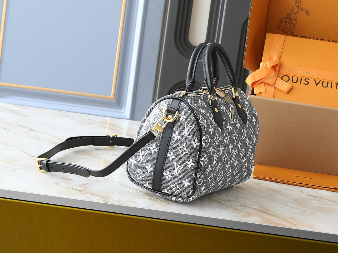 "LV travel bag"