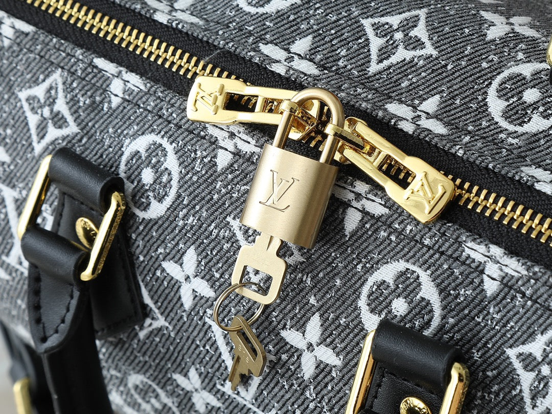 "LV travel bag"