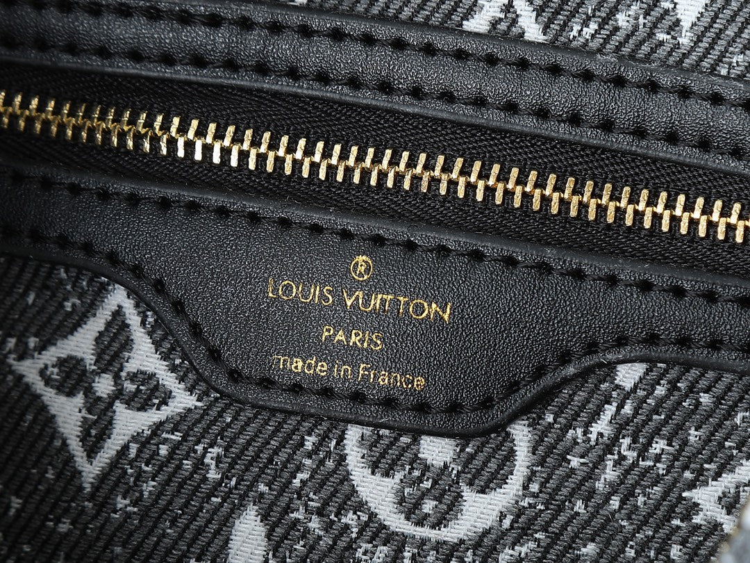 "LV travel bag"