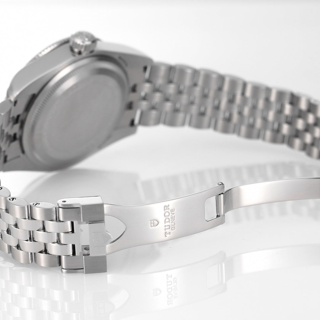 Tudor Black Bay Third Generation Small Red Shield