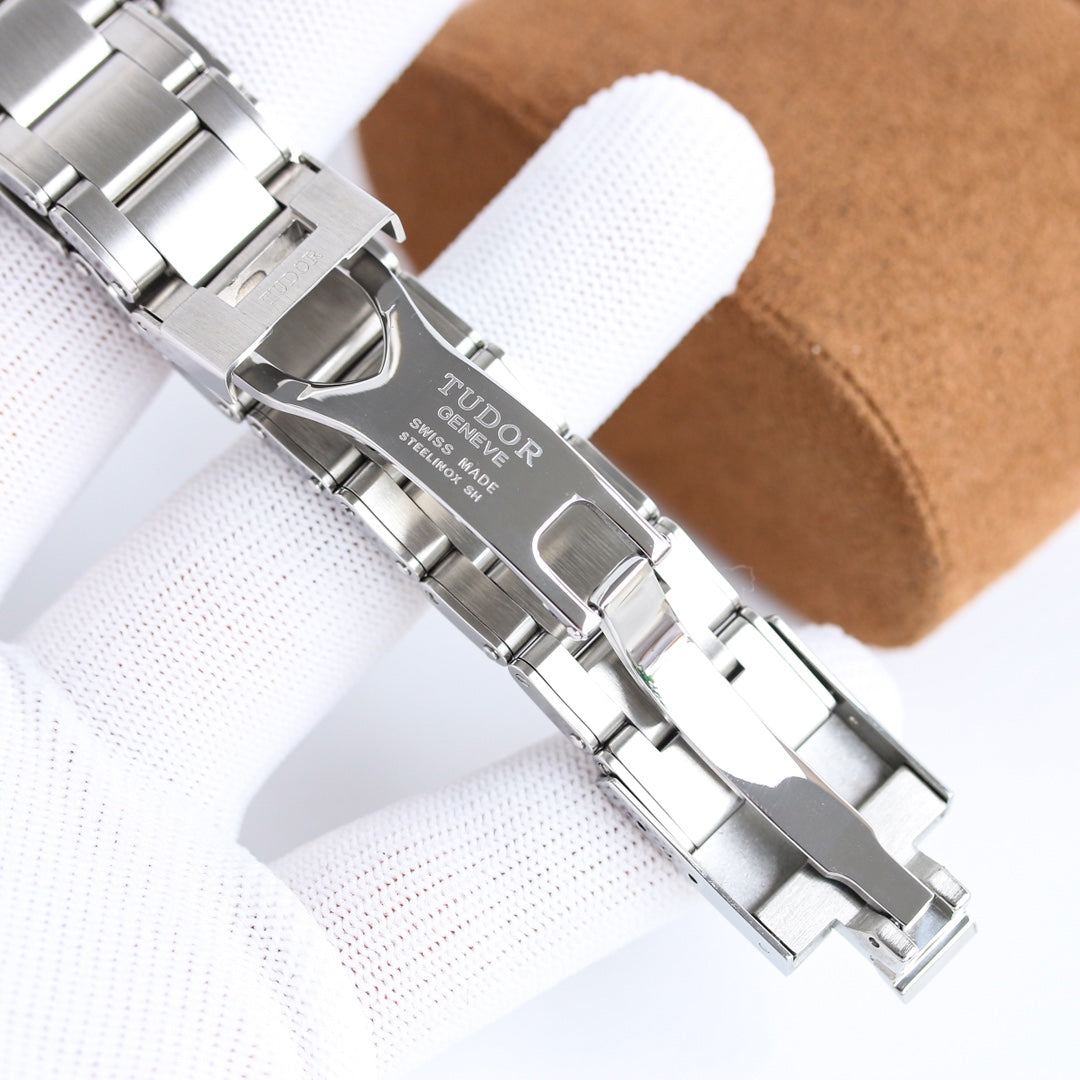 TUDOR Black Bay Chrono