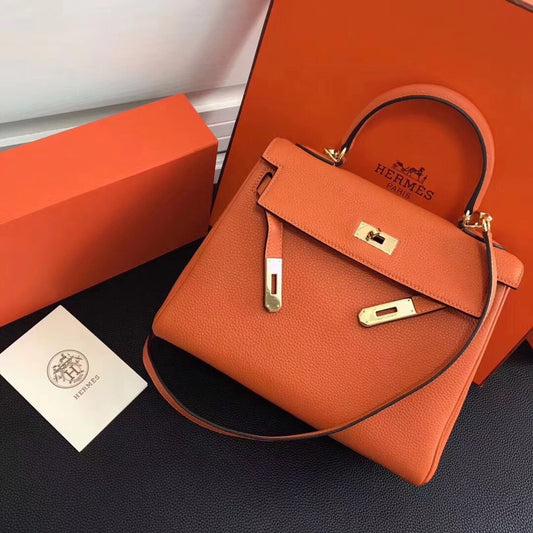 Hermès Kelly in first-layer litchi grain leather