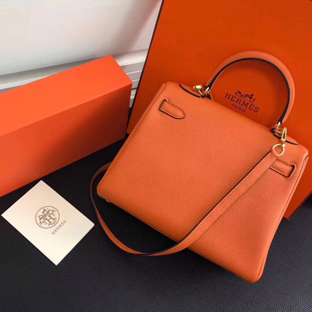 Hermès Kelly in first-layer litchi grain leather