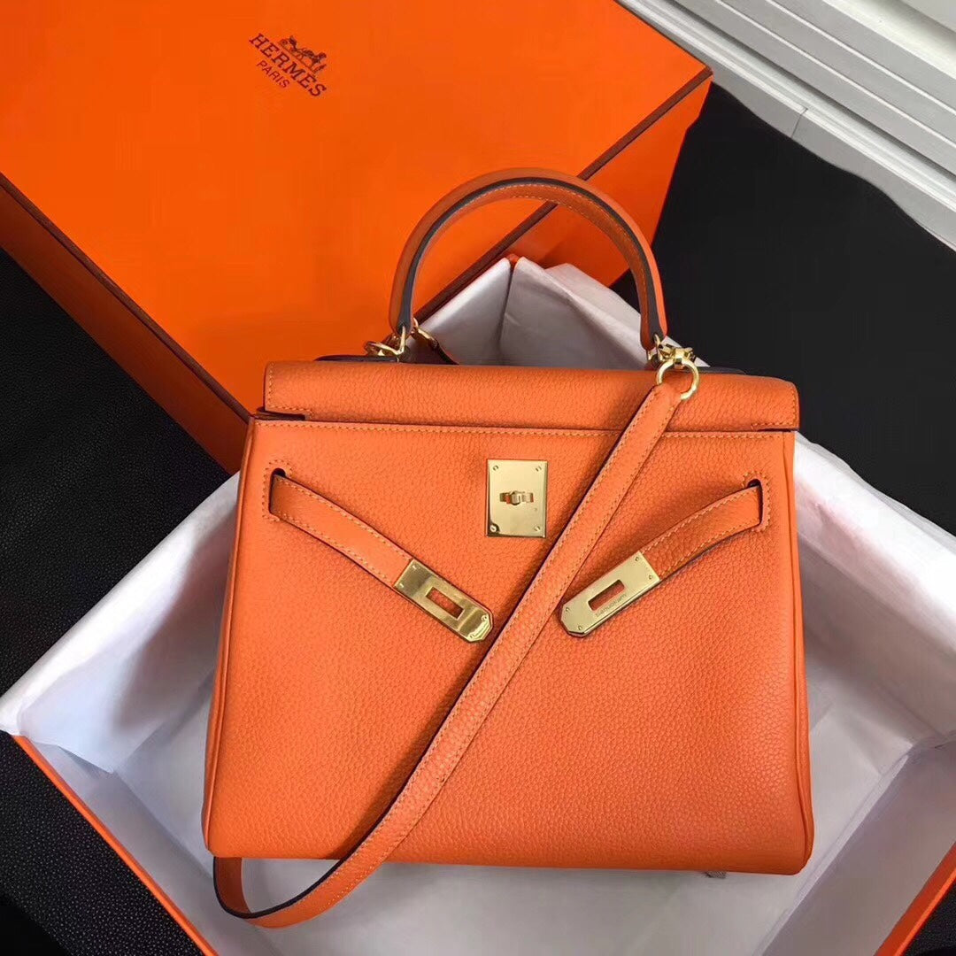 Hermès Kelly in first-layer litchi grain leather