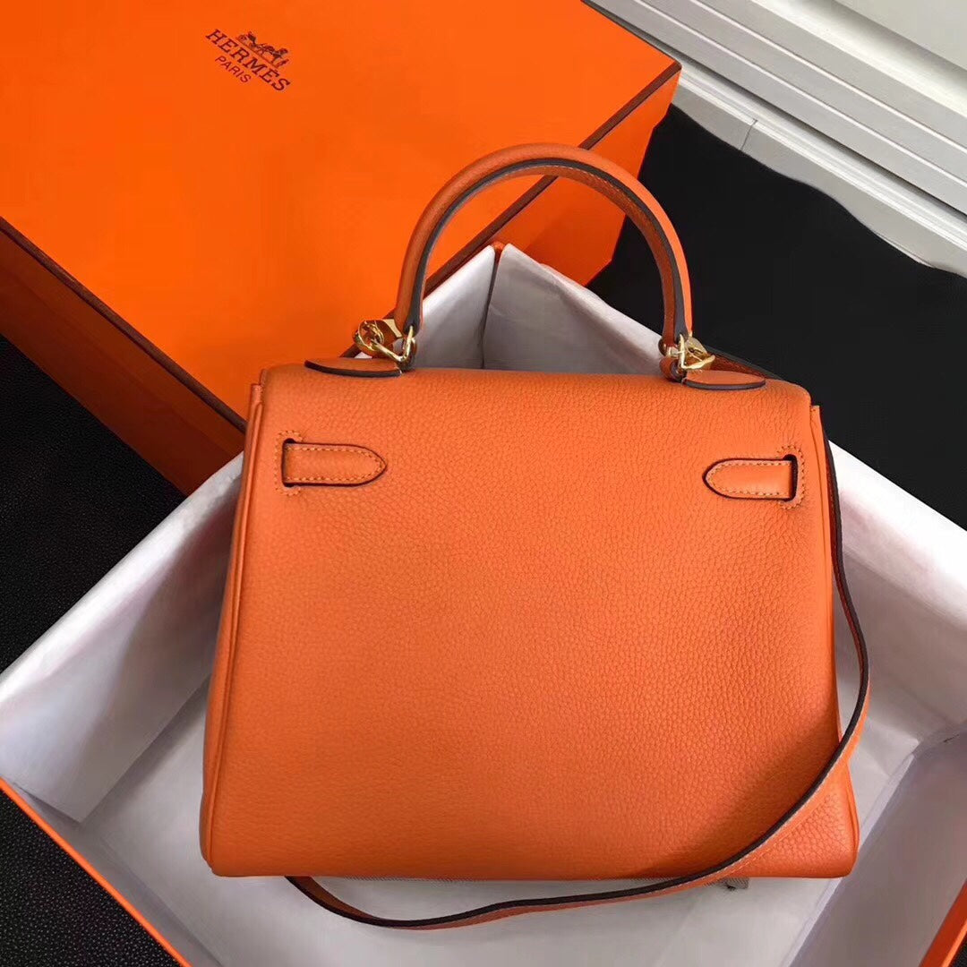 Hermès Kelly in first-layer litchi grain leather