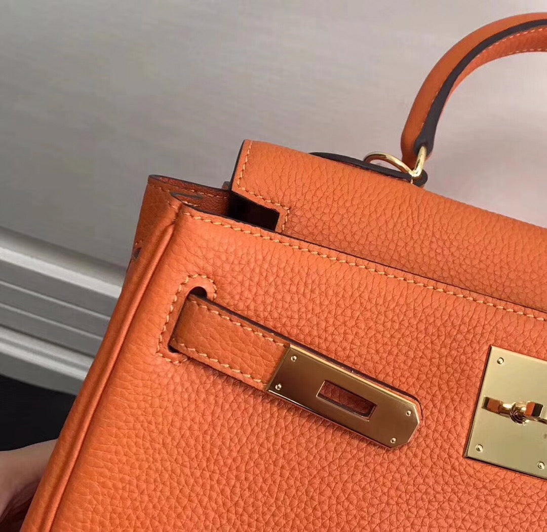 Hermès Kelly in first-layer litchi grain leather