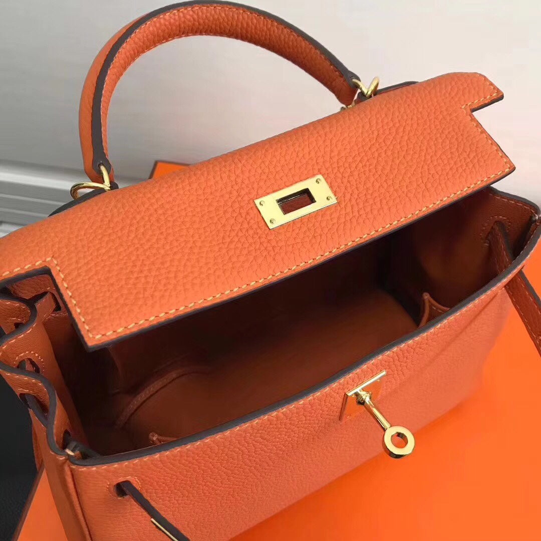 Hermès Kelly in first-layer litchi grain leather